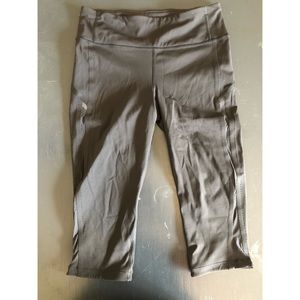 Lululemon Reveal Crop. Size 8